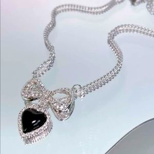 Rhinestone heart pendant necklace 🖤